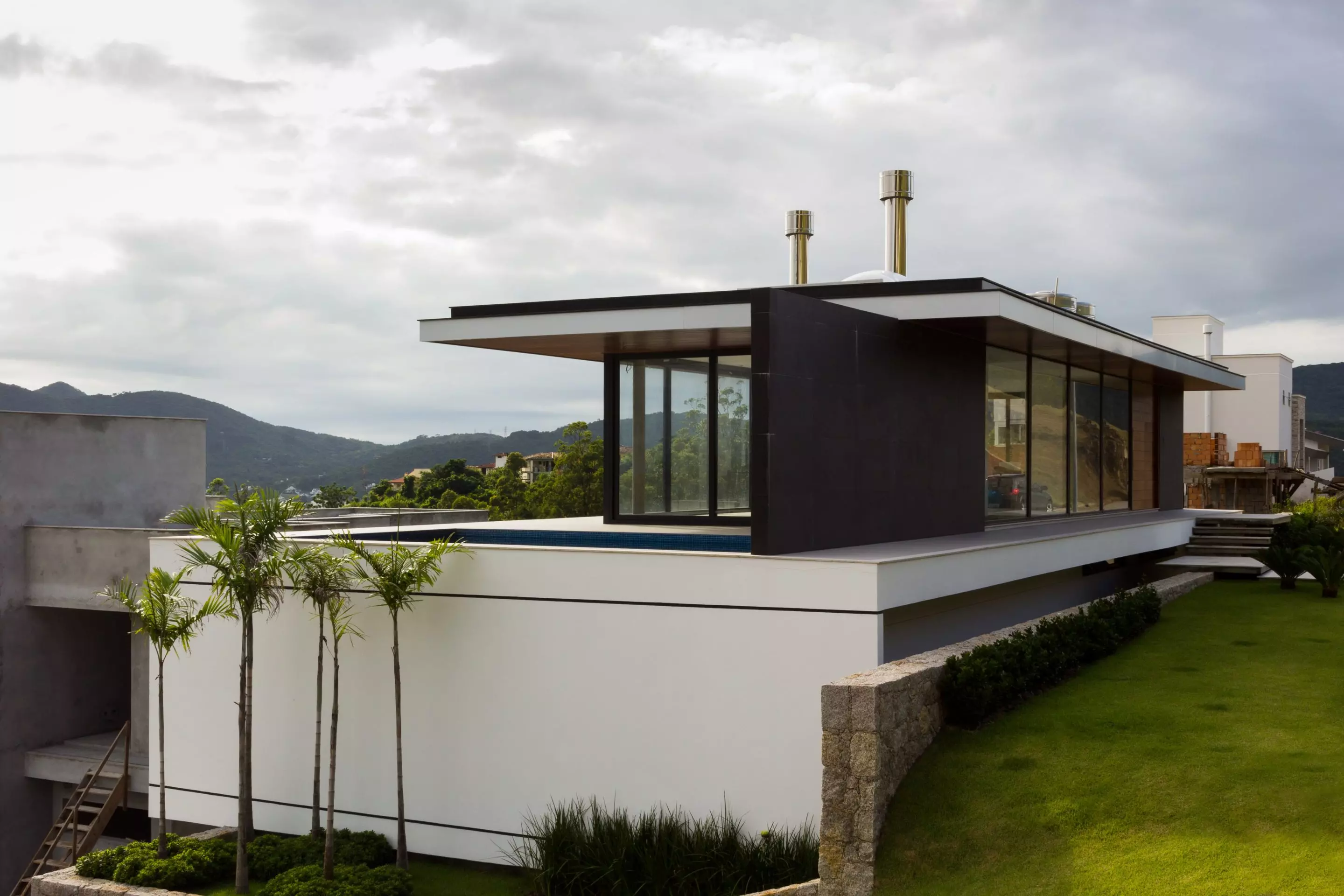 https://www.lohnesquadrias.com.br/wp-content/uploads/2023/06/11-CASA-WN-Jobim-Carlevaro-Arquitetos-lohn-esquadrias-min-scaled-1.webp