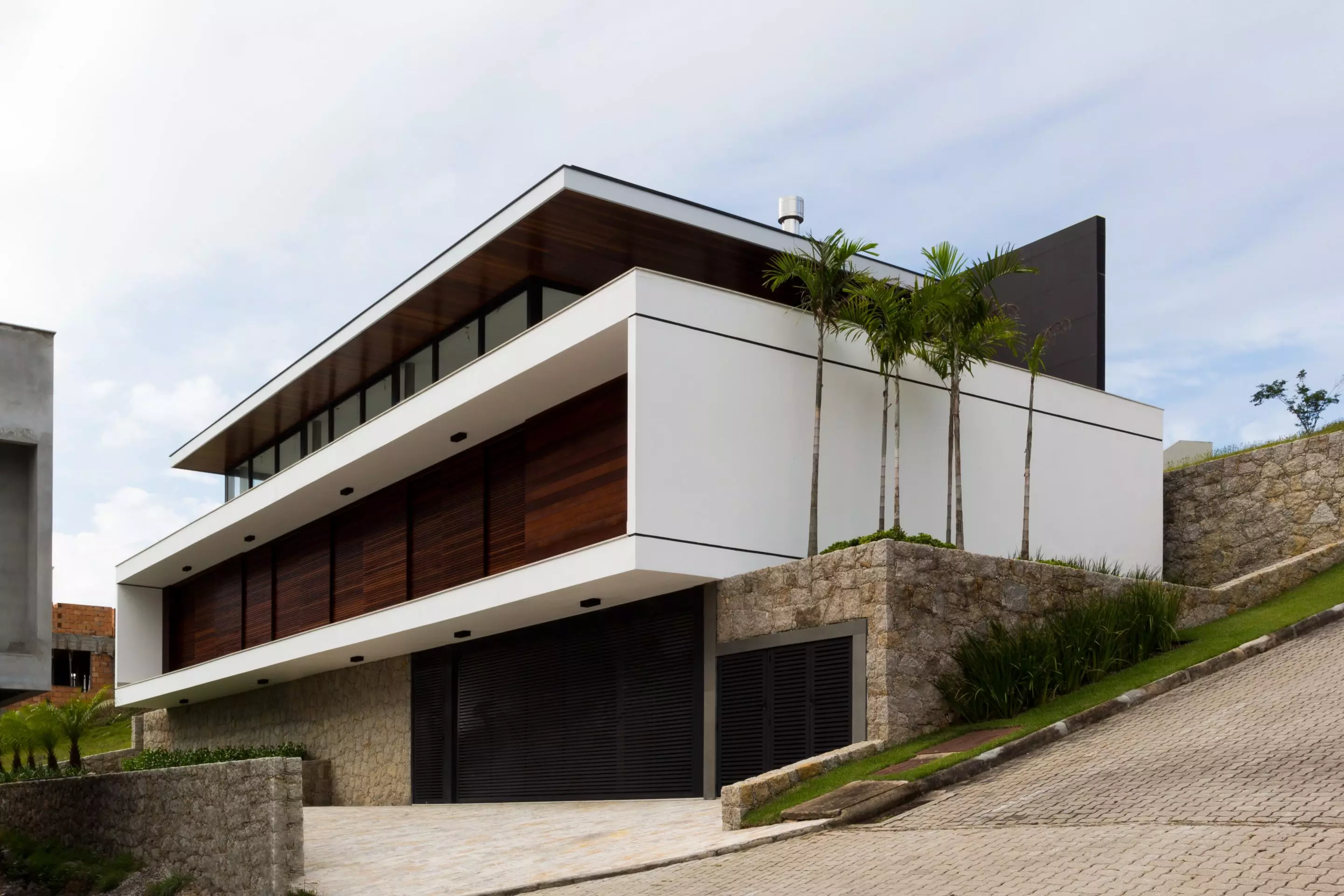 https://www.lohnesquadrias.com.br/wp-content/uploads/2023/06/3-CASA-WN-Jobim-Carlevaro-Arquitetos-lohn-esquadrias-min-scaled-1.webp